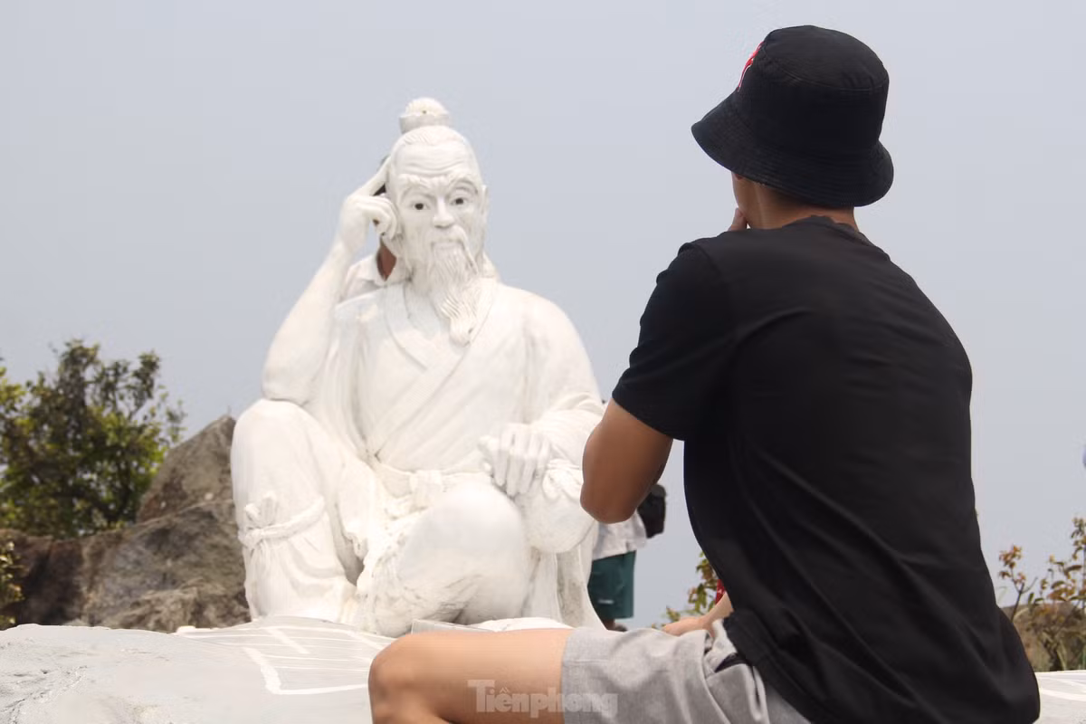 Du khach keo nhau len dinh Ban Co ngam Da Nang-Hinh-18
