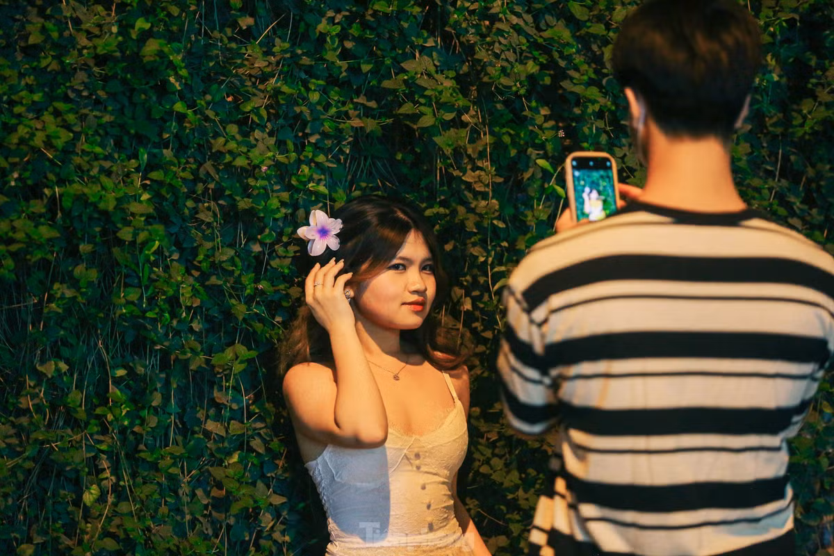 Nhiều người dân, đặc biệt các bạn trẻ còn đầu tư trang phục, trang điểm nhằm tạo ra những bộ hình đẹp, ấn tượng nhất. Họ sẵn sàng dành cả buổi tối, thậm chí đến đêm để chụp ảnh ở đây.