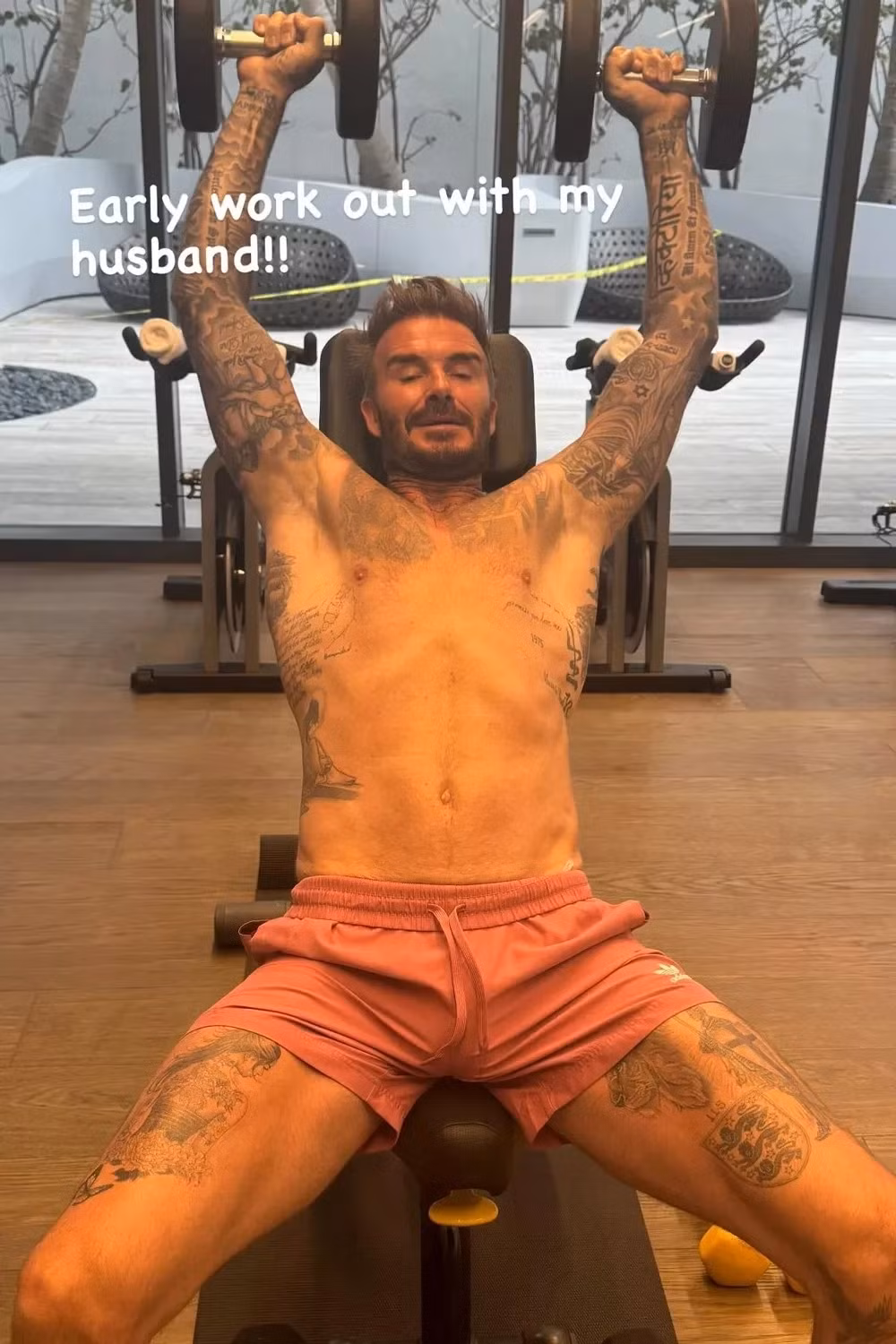 Victoria Beckham van tap gym du bi gay chan-Hinh-2
