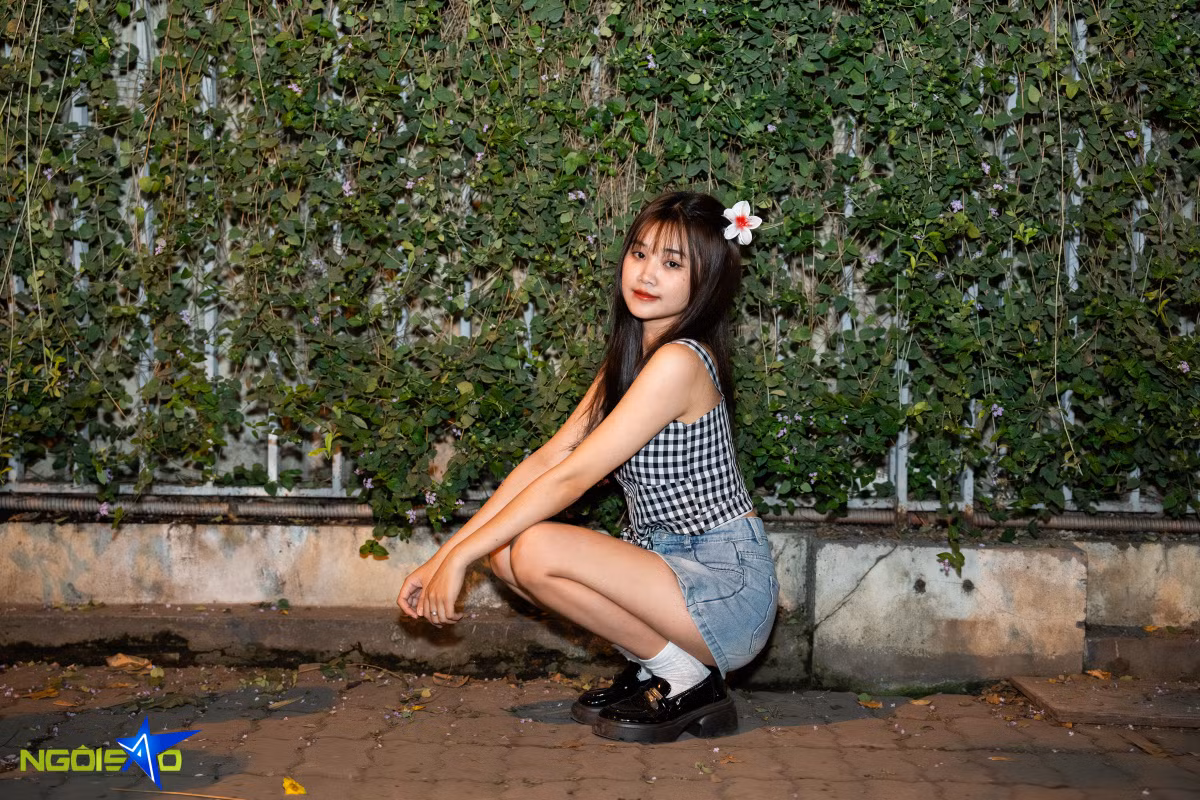 'Tôi dành một tiếng đồng hồ để chuẩn bị trang phục, làm tóc và trang điểm. Tôi thực sự rất đam mê việc chụp ảnh. Đó là lý do tại sao tôi luôn tìm kiếm những địa điểm chụp ảnh độc đáo và tham gia các trào lưu mới nhất trên mạng xã hội. Mong muốn của tôi là có những bức ảnh ấn tượng để chia sẻ với mọi người', Ngọc Ánh nói.