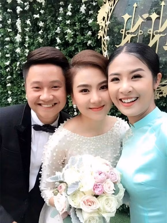 Sau khi kết hôn, MC Mai Ngọc hiếm khi đăng tải hình ảnh của chồng cũng như nhắc đến chuyện gia đình. Tuy nhiên, những chia sẻ ít ỏi của cô cũng khiến nhiều người phải ngưỡng mộ về cuộc sống hôn nhân lãng mạn, hạnh phúc.
