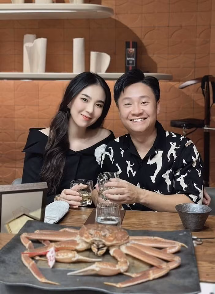 Dịp sinh nhật chồng tuổi 34, Mai Ngọc chia sẻ dù đã quen biết và sống chung nhiều năm nhưng cặp đôi vẫn như tuổi teen: "Happy birthday tuổi 34 người thương của tôi. Quen nhau từ lúc anh 19, em mới có 16, 15 năm đón tuổi mới cùng nhau, mong chúng mình cứ mãi như tuổi teen anh nhá", cô viết.
