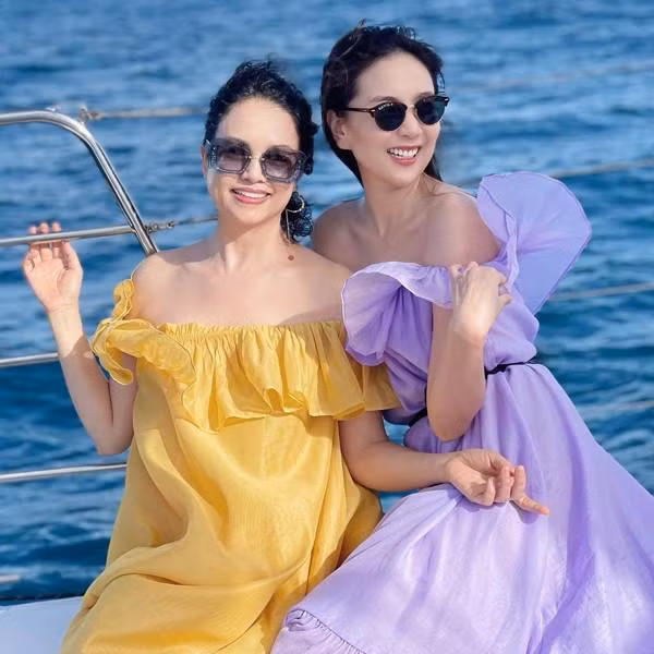 Nữ MC cũng từng khoe ảnh thân thiết bên mẹ chồng. Cô tự hào chia sẻ: "Mẹ Nga - người mẹ thứ 2 của Ngọc. Quá may mắn khi được làm con của 2 người phụ nữ tuyệt vời".