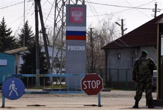 Lính biên phòng Ukraine đứng gác tại điểm kiểm soát biên giới Nga-Ukraine.