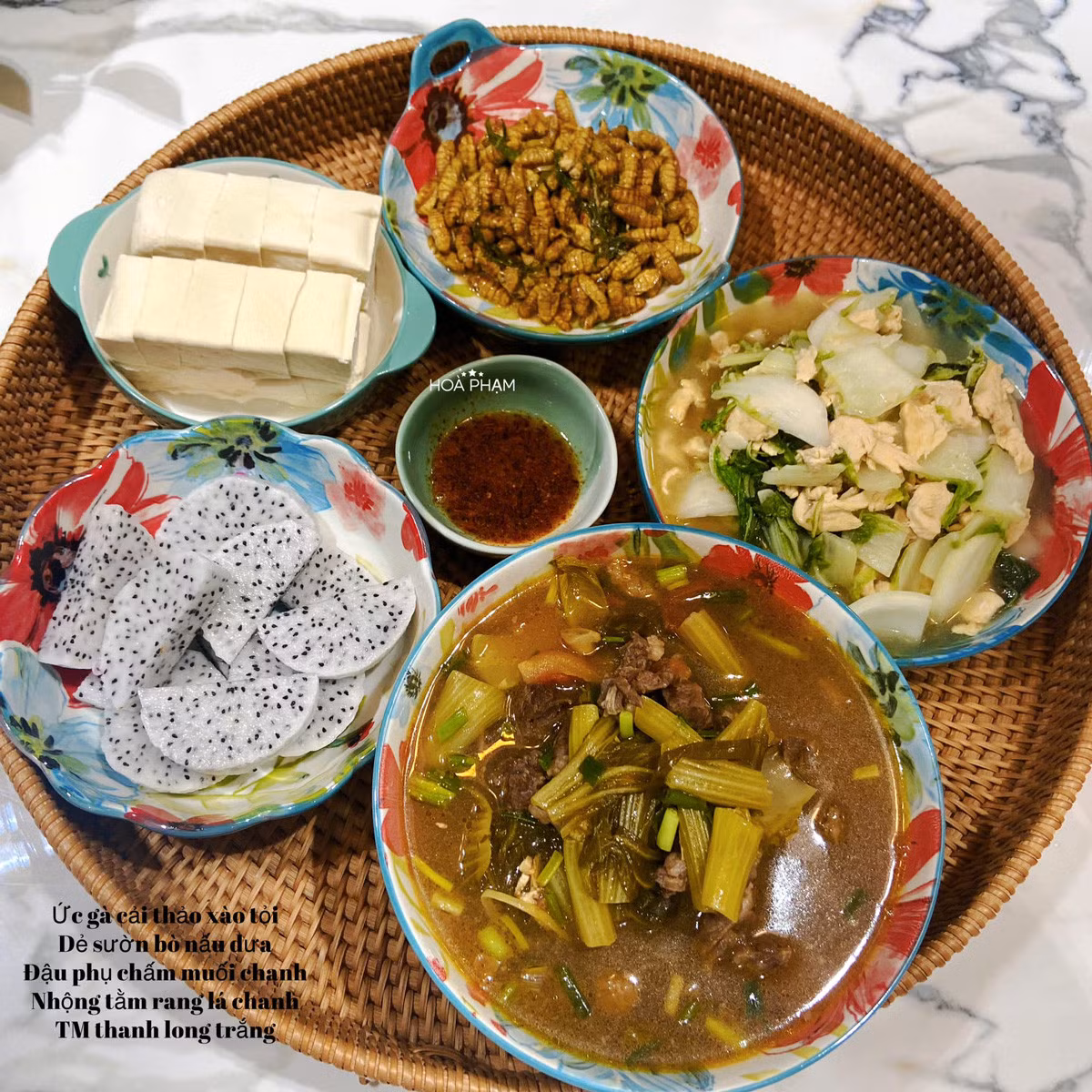 Chị Hòa sáng tạo trong các mâm cơm.