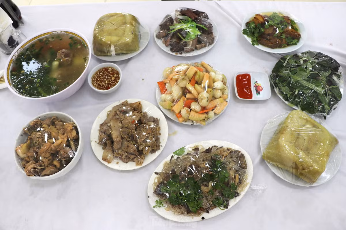 Mâm cơm thịnh soạn với mong muốn tất cả mọi người được hưởng không khí Tết ấm cúng, đủ đầy