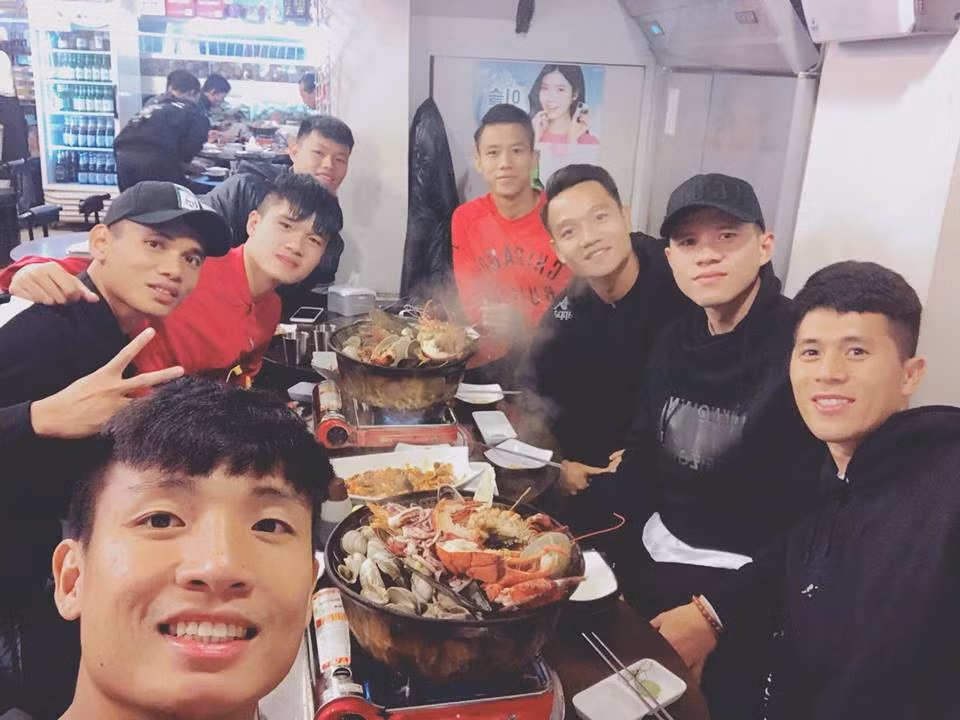 Tuyển Việt Nam chê phở Hàn Quốc, Công Phượng khoe thiệp cưới khiến fan giật mình Tuyen Viet Nam che pho Han Quoc, Cong Phuong khoe thiep cuoi khien fan giat minh