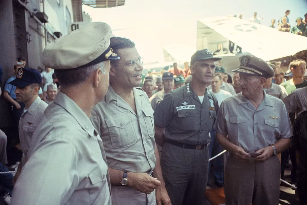 Tướng Westmoreland tháp tùng Bộ trưởng McNamara trong chuyến thăm tàu sân bay Mỹ ngoài khơi Việt Nam. Ảnh: Jean-Claude Sauer.