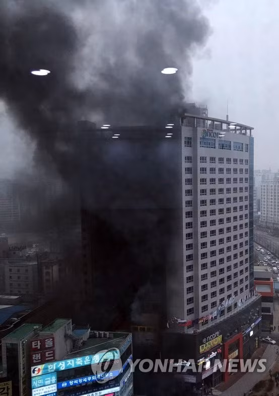 Cột khói bốc lên mù mịt từ đám cháy tại khách sạn Ramada Encore Cheonan ở Cheonan, tỉnh Nam Chungcheong, Hàn Quốc.