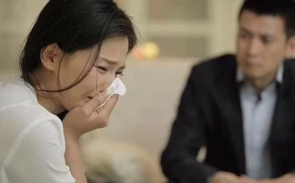 Hi hung don chong sau 3 nam xa cach, vo khuyu nga khi nhin thay 