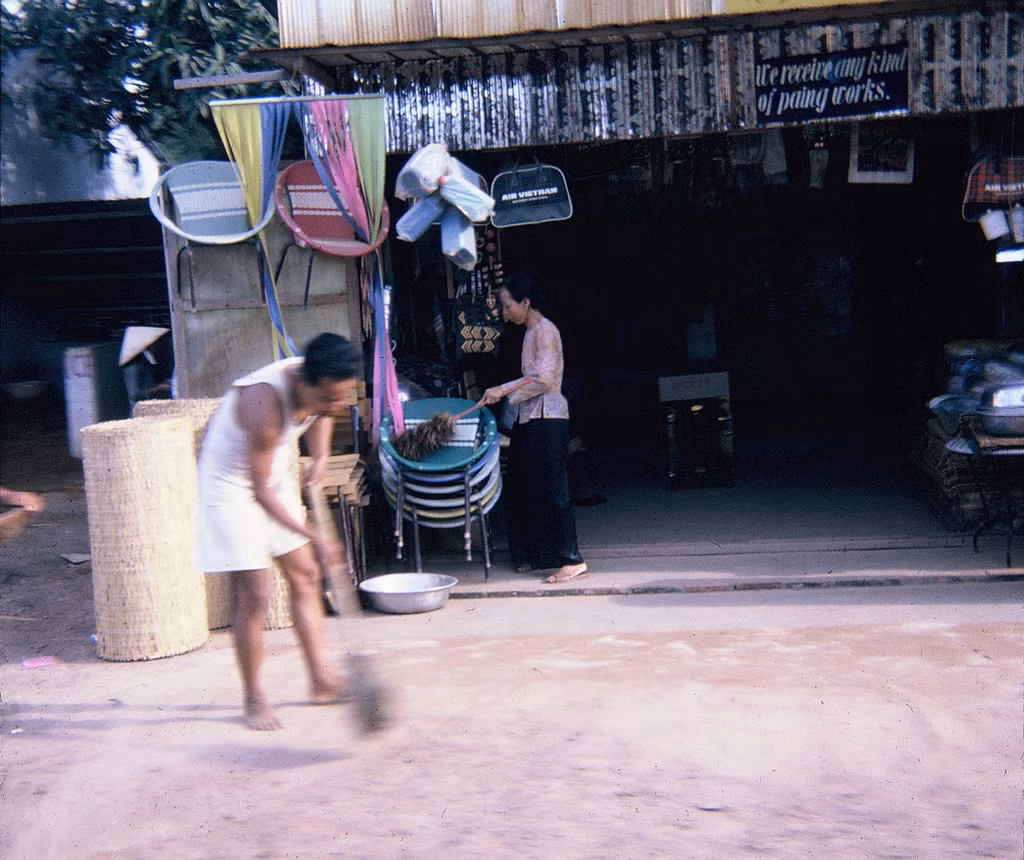 Hai vợ chồng dọn dẹp vệ sinh cho cửa hàng của mình. Ảnh: Allen Hinnman.