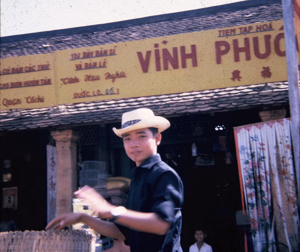 Cậu bé trước tiệm tạp hóa bên Quốc lộ 1 ở Củ Chi. Ảnh: Allen Hinnman.