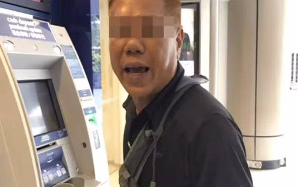 Doi rut tien ATM qua lau, nguoi dan ong lam dieu phan no voi co gai