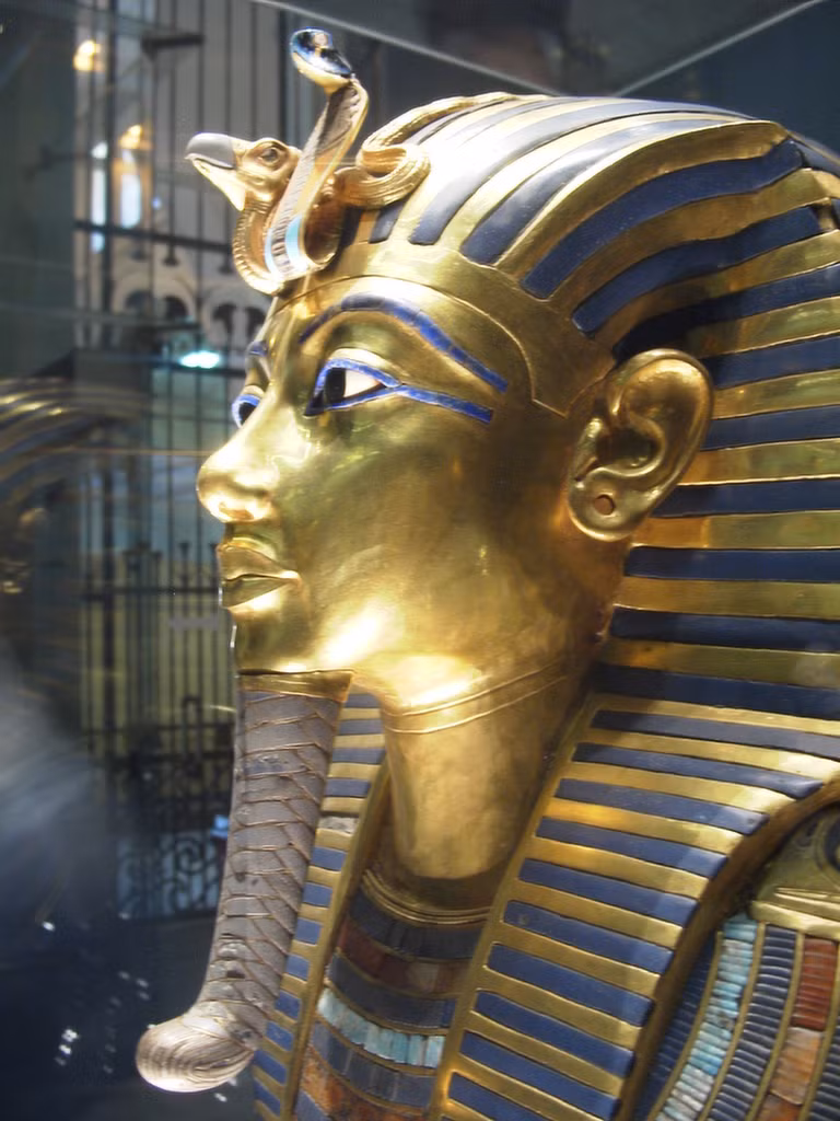 Biểu tượng Uraeus nổi tiếng nhất thuộc về pharaoh Senusret II - vị vua thứ tư của Vương triều thứ 12, được tìm thấy tại kim tự tháp Senusret II, hiện được lưu giữ tại Bảo tàng Cairo.