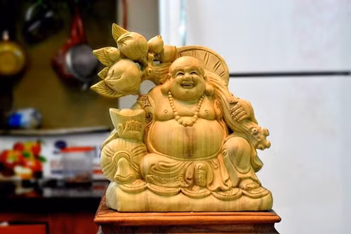 Dat tuong phat Di Lac trong phong khach co loi loc gi khong?