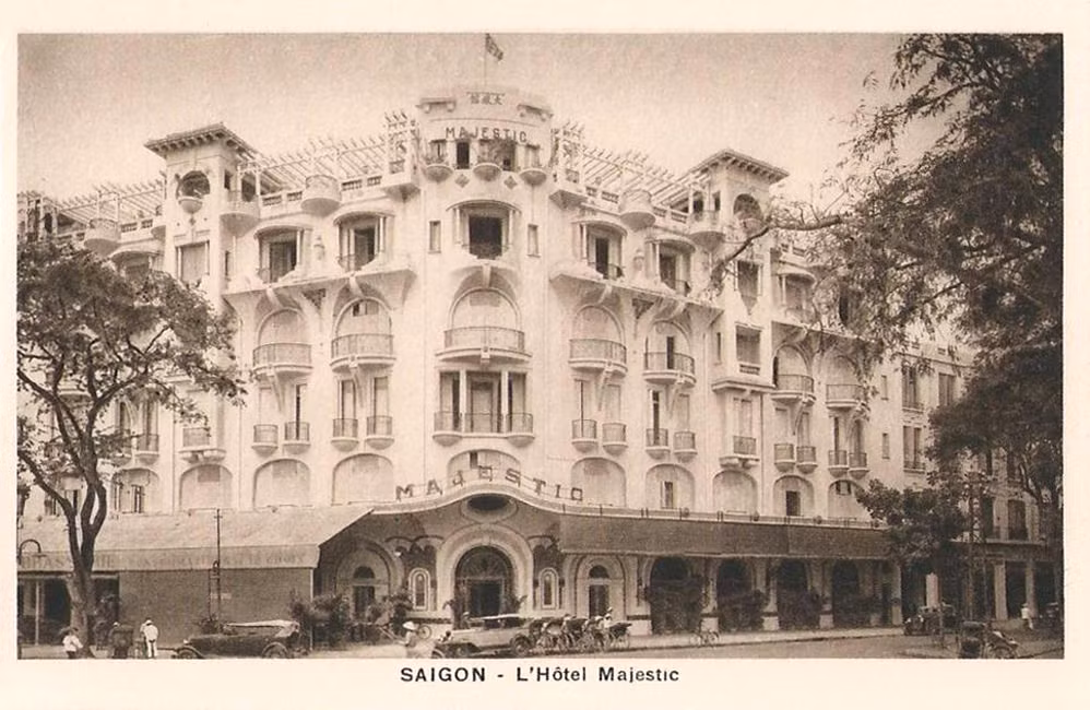 Tấm bưu thiếp cổ của Pháp in hình khách sạn Majestic, đầu thế kỷ 20. Kiến trúc của khách sạn thời điểm mới xây dựng có nhiều khác biệt so với ngày nay. Người bỏ tiền xây dựng khách sạn là Hứa Bổn Hỏa (chú Hỏa), một thương gia Việt gốc Hoa giàu có bậc nhất Sài Gòn xưa.