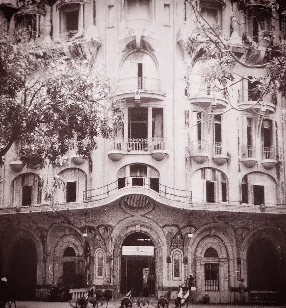 Cửa chính của khách sạn, 1940.