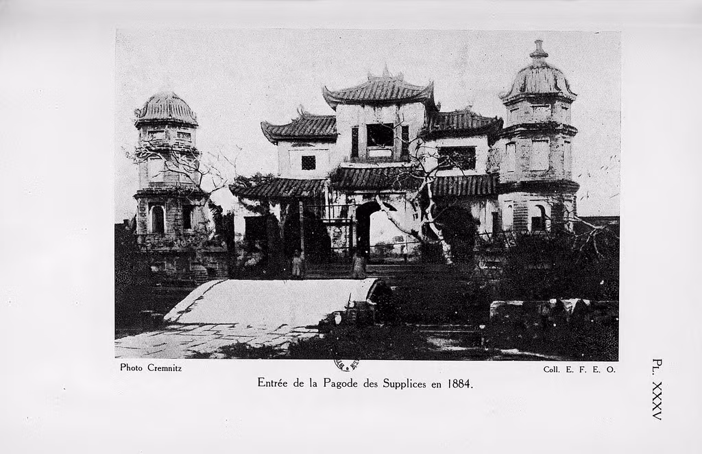 Tháp chuông của chùa Báo Ân năm 1884, nhìn từ trong sân chùa hướng ra phía hồ Gươm. Hình ảnh được in trên tấm bưu thiếp cổ của Pháp.