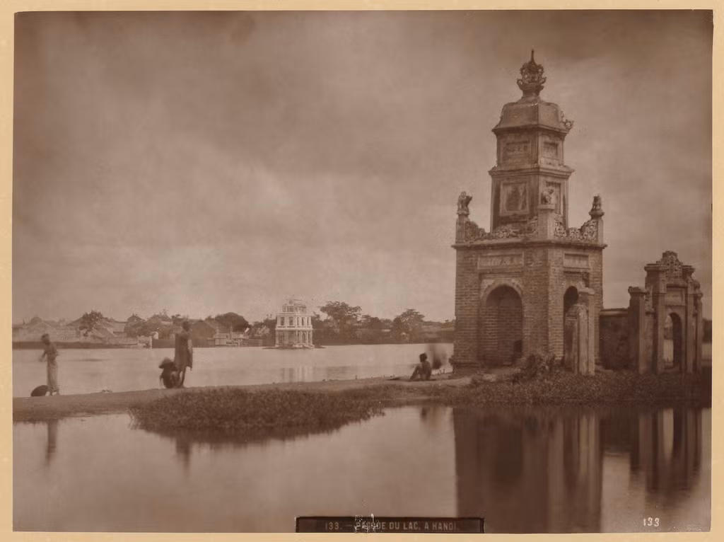 Tháp Hòa Phong và cánh cổng nhỏ, nhìn từ phía sau, khoảng năm 1883-1886..