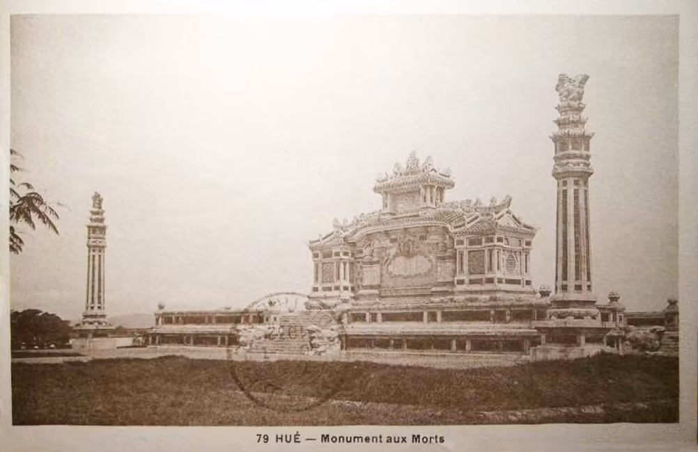 Công trình lịch sử này trong tấm bưu thiếp in năm 1931. Việc tổ chức tuyển mẫu thiết kế đài tưởng niệm đã diễn ra từ ngày 10/4 - 3/5/1920. Trong bốn đồ án dự thi, hội đồng đã chọn đồ án của tác giả Tôn Thất Sa, giáo viên trường Bá công Huế, với giải thưởng là 80 đồng.