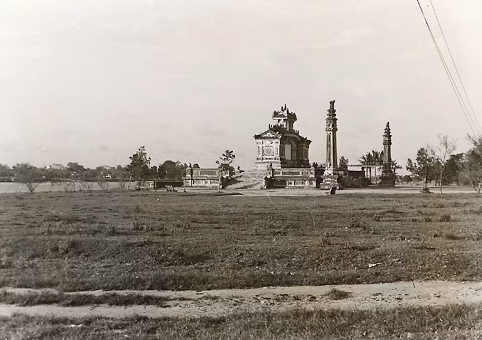 Toàn cảnh bờ sông Hương nơi đặt đài tưởng niệm, 1924. Theo đề xuất của hội đồng, công trình này được xây dựng theo hình dáng là một bình phong lớn, có hai tầng, có mái che, xây trên nền hai bậc thềm. Chính giữa có hình huy chương treo trên một tấm kim khánh. Hai bên đài còn có hai trụ biểu.