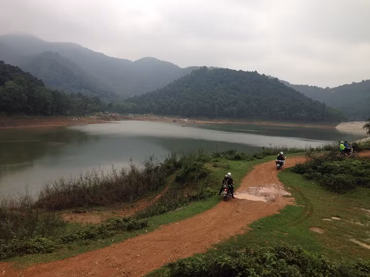 Dưới chân núi còn có hồ Hàm Lợn với phong cảnh hữu tình, là địa điểm lý tưởng để cắm trại, ngoạn cảnh. Ảnh: Tripi.vn.