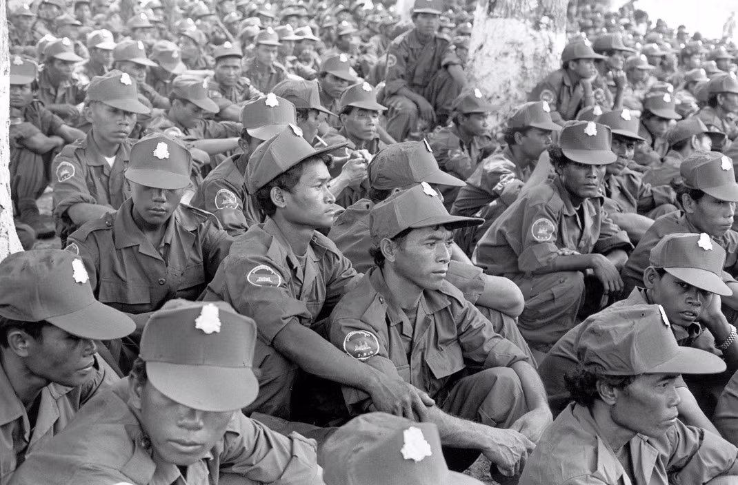 Theo lời kể của các cựu binh Khmer Đỏ tại Anlong Veng, họ phải tiếp tục chiến đấu vì bị Pol Pot tuyên truyền dối trá về khả năng mất mạng nếu đầu hàng. Ảnh: Gilles Peress/ Magnum.