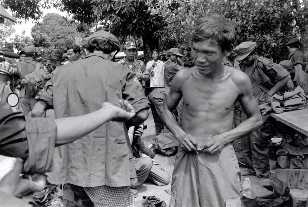 Nhóm tàn quân cởi bỏ quân phục Khmer Đỏ. Ảnh: Gilles Peress/ Magnum.