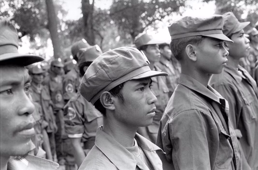 Phải cho tới năm 1998, lực lượng Pol Pot ẩn trú tại Anlong Veng mới hoàn toàn bị triệt phá. Ảnh: Gilles Peress/ Magnum.