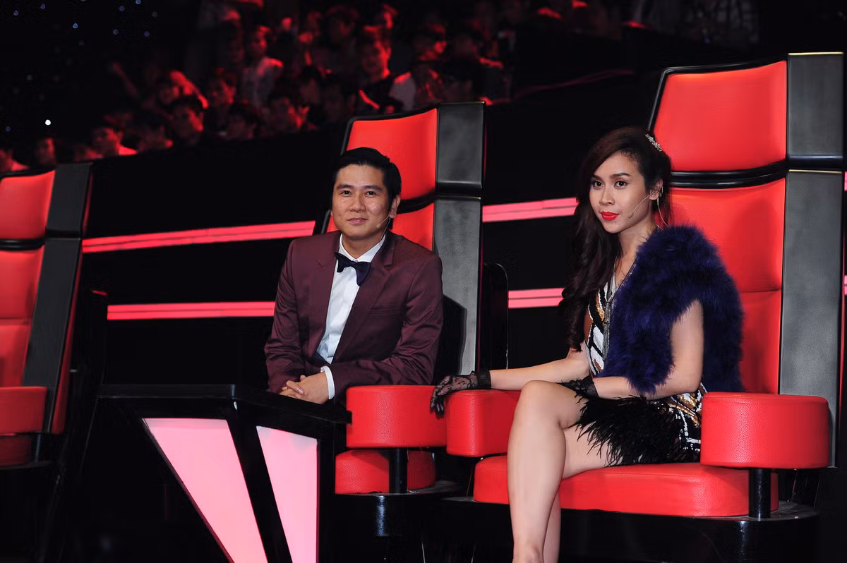 Phải thừa nhận, trên ghế nóng The Voice Kids, hình ảnh giản dị của Hồ Hoài Anh đã hoàn toàn được xóa mờ, bởi những bộ cánh "ton sur ton". Theo chia sẻ của chính chủ nhân, anh đẹp lên là nhờ vợ. Thế nhưng, càng về cuối chương trình, khi chồng càng đẹp thì vợ lại càng trở nên luống cuống trong cách chọn trang phục.