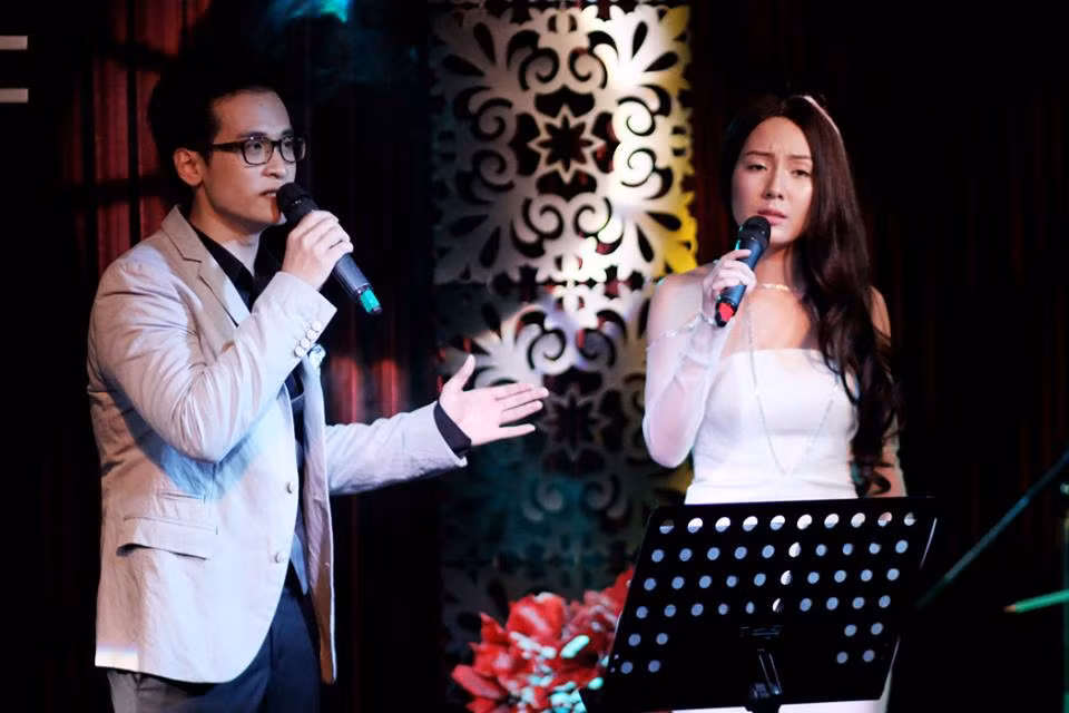Nàng Helene xinh đẹp đã mòn mỏi chờ chồng và trong nỗi thất vọng đắng cay, nàng đã nảy sinh mối tình vụng trộm với Balbadio, chủ một nhà máy dệt lụa do Hà Anh Tuấn thủ vai.