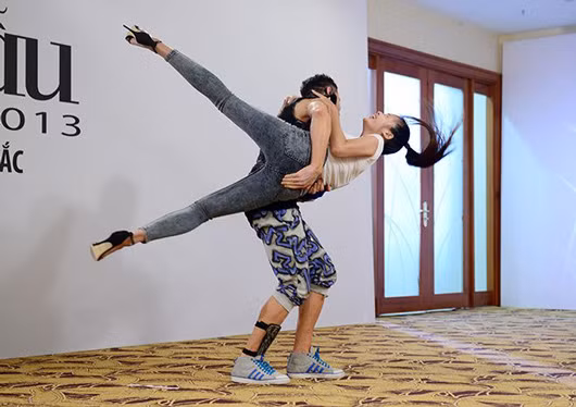 Anh không ngần ngại bế thí sinh ra khỏi phòng thi thay cho lời "từ chối".