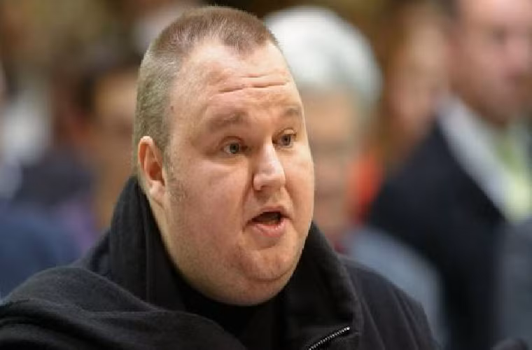  Kim Dotcom nổi tiếng là người sáng lập Megaupload, trang web được cho là đã gây tổn thất cho ngành công nghiệp giải trí vì vi phạm bản quyền. Năm 1994, Kim bị kết tội vi phạm bản quyền, gian lận và hoạt động gián điệp nhưng mãi cuối năm 2012 ông mới bị bắt. Vào thời điểm đó, Kim bị tịch thu 17 triệu USD.