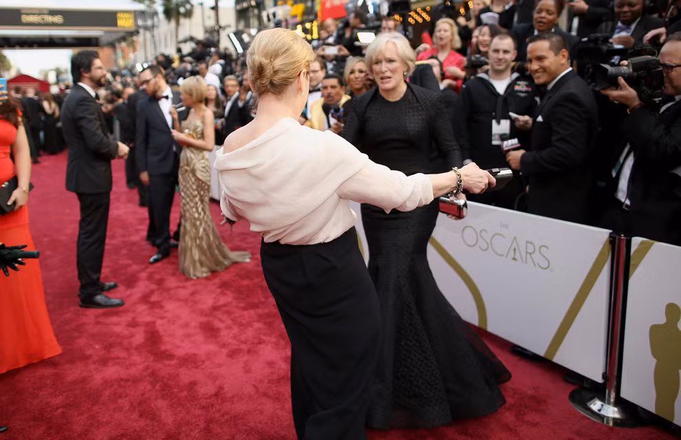 Có lẽ vì quá vui mừng khi được gặp Meryl Streep (trái), nữ diễn viên Glenn Close (phải) không giấu nổi niềm hạnh phúc được thể hiện rõ qua khuôn mặt cô.