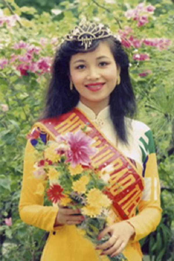 Hoa hau Viet Nam hon nhan vien man: Nguoi dep biet 4 ngoai ngu gio o dau?