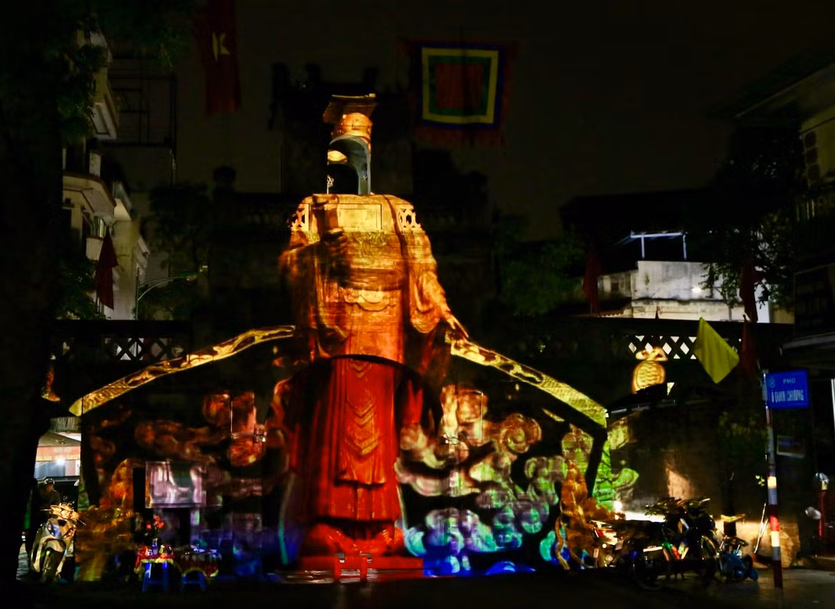 Man nhan voi man trinh dien nghe thuat anh sang 3D tai O Quan Chuong
