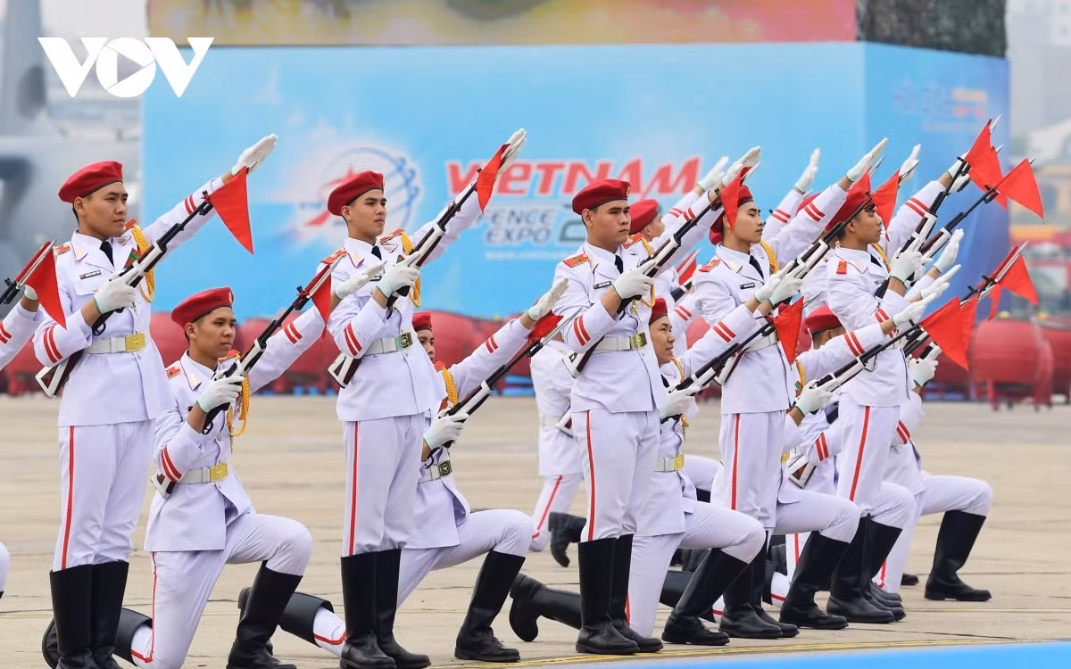 Lực lượng tiêu binh trình diễn múa súng tại tổng duyệt Triển lãm Quốc phòng quốc tế Việt Nam 2024.