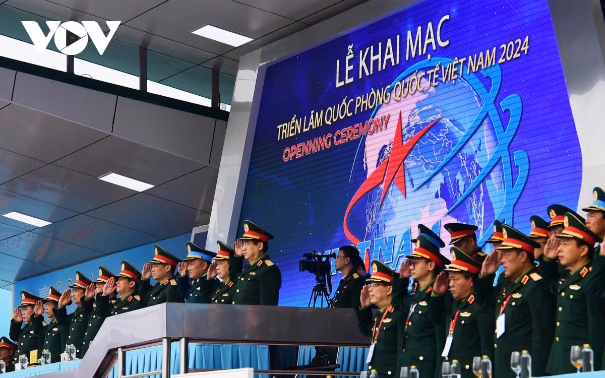 Các đại biểu tham dự buổi Tổng duyệt Triển lãm Quốc phòng quốc tế Việt Nam 2024 thực hiện nghi thức chào cờ.