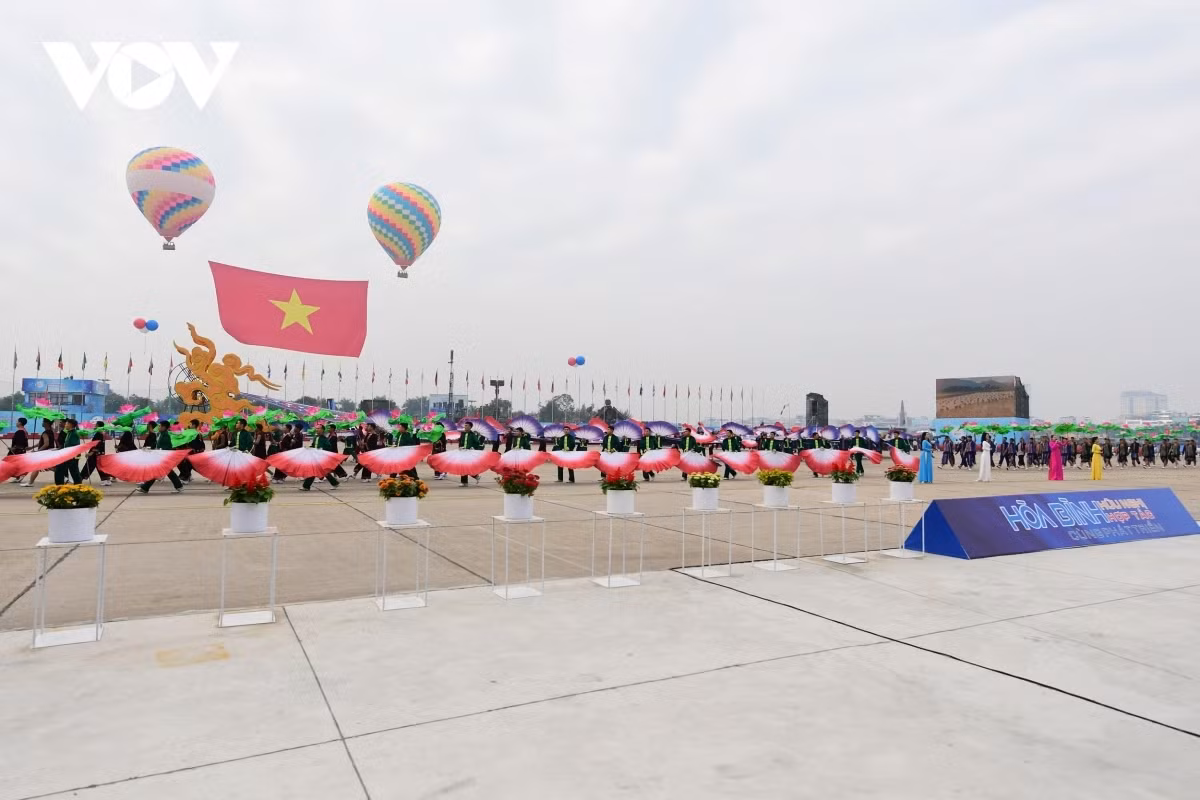Chương trình lễ khai mạc Triển lãm Quốc phòng quốc tế Việt Nam 2024 có chủ đề "Việt Nam - Hòa bình - Hợp tác - Phát triển" với 2.000 cán bộ, chiến sĩ Quân đội nhân dân Việt Nam biểu diễn. Lễ khai mạc có thời lượng khoảng 1 giờ đồng hồ gồm chương trình nghệ thuật và buổi lễ chính.
