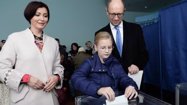 Cũng như người dân, các vị lãnh đạo Ukraine cũng đi bỏ phiếu, thực hiện quyền và trách nhiệm của mình. Trong ảnh là gia đình Thủ tướng Yatsenyuk có mặt tại một điểm bỏ phiếu.