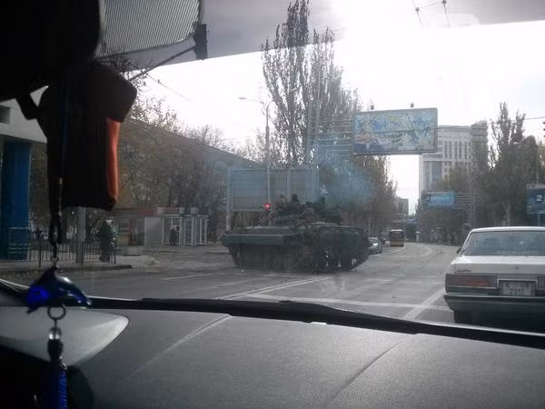 Xe tăng ly khai Ukraine di chuyển trên trục đường tới sân bay Donetsk.