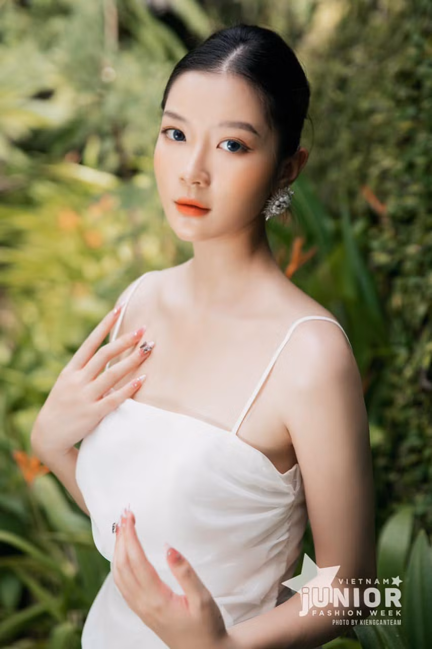 Nguoi dep Ha thanh 18 tuoi gay sot Miss World Vietnam 2023-Hinh-2