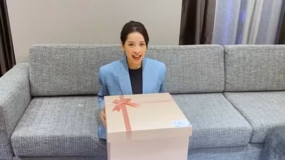 Chi Pu đập hộp quà của Huỳnh Hiểu Minh, netizen tan chảy? Chi Pu dap hop qua cua Huynh Hieu Minh, netizen tan chay?