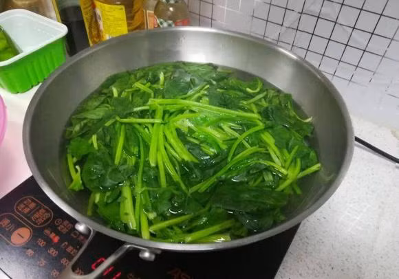 Nhung loai rau can chan truoc khi nau, neu khong de 'ngo doc'