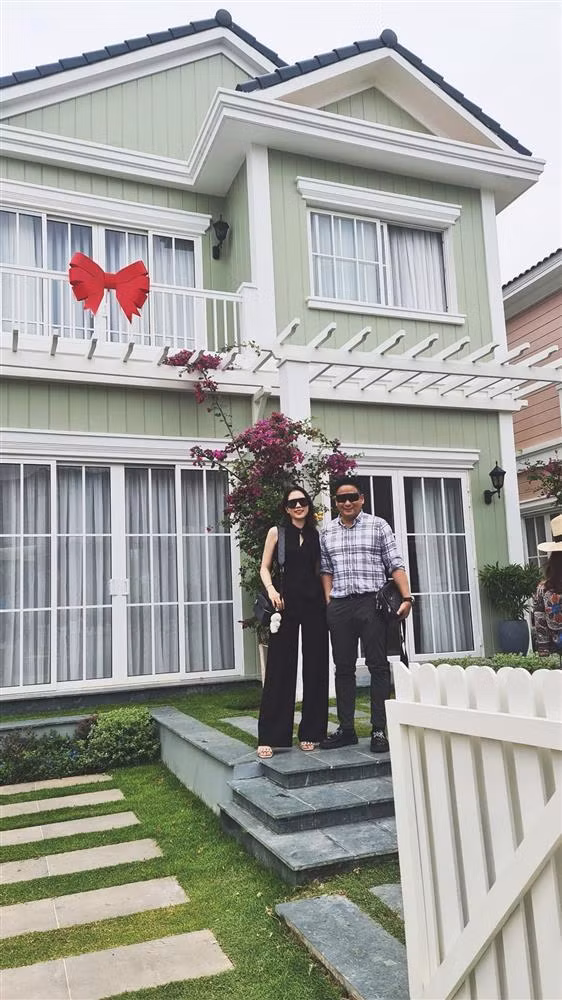 Nhờ thuận vợ thuận chồng mà cuộc sống, sự nghiệp của cặp đôi ngày càng đi lên. Cả hai mới mua thêm ngôi nhà ở vùng ngoại ô.