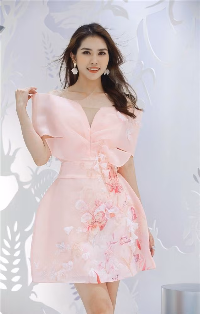 Thùy Dương sinh năm 1990, từng lọt top 20 Hoa hậu Việt Nam 2010, có ngoại hình xinh xắn và vóc dáng đáng mơ ước. Sau khi làm vợ Minh Tiệp, cô rút lui khỏi showbiz, trở về gia đình, hỗ trợ chồng phát triển sự nghiệp.