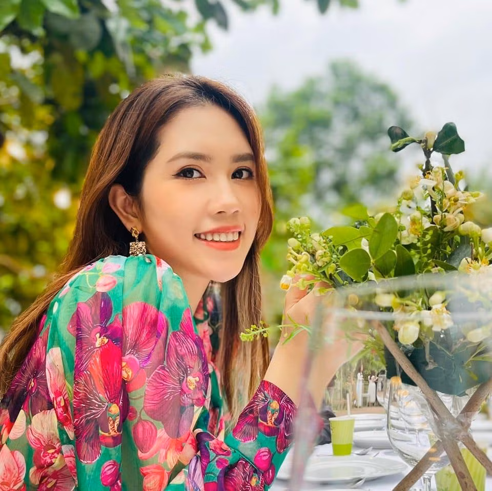 Diễn viên Minh Tiệp cho biết bà xã Thùy Dương trẻ tuổi nhưng hiểu chuyện, chu đáo và thông minh. Cô một tay chăm lo gia đình, là hậu phương vững chắc cho anh yên tâm làm việc.