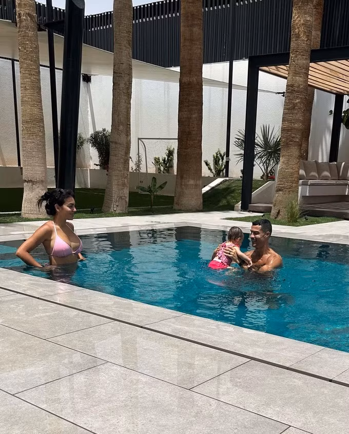 Ronaldo va ban gai khoe co ngoi moi o A Rap Xe-ut-Hinh-2