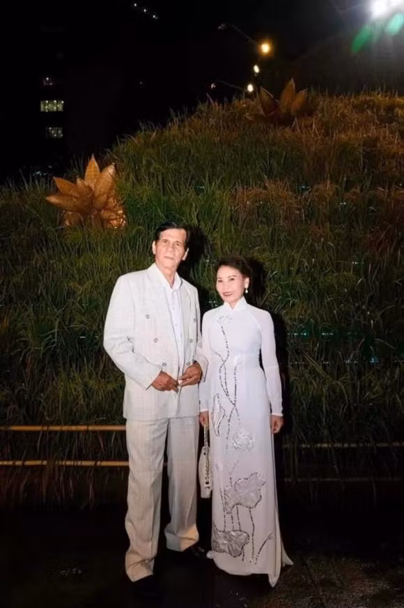Mẹ Hà Hồ diện áo dài: Dáng nuột hơn cả con gái ảnh 5