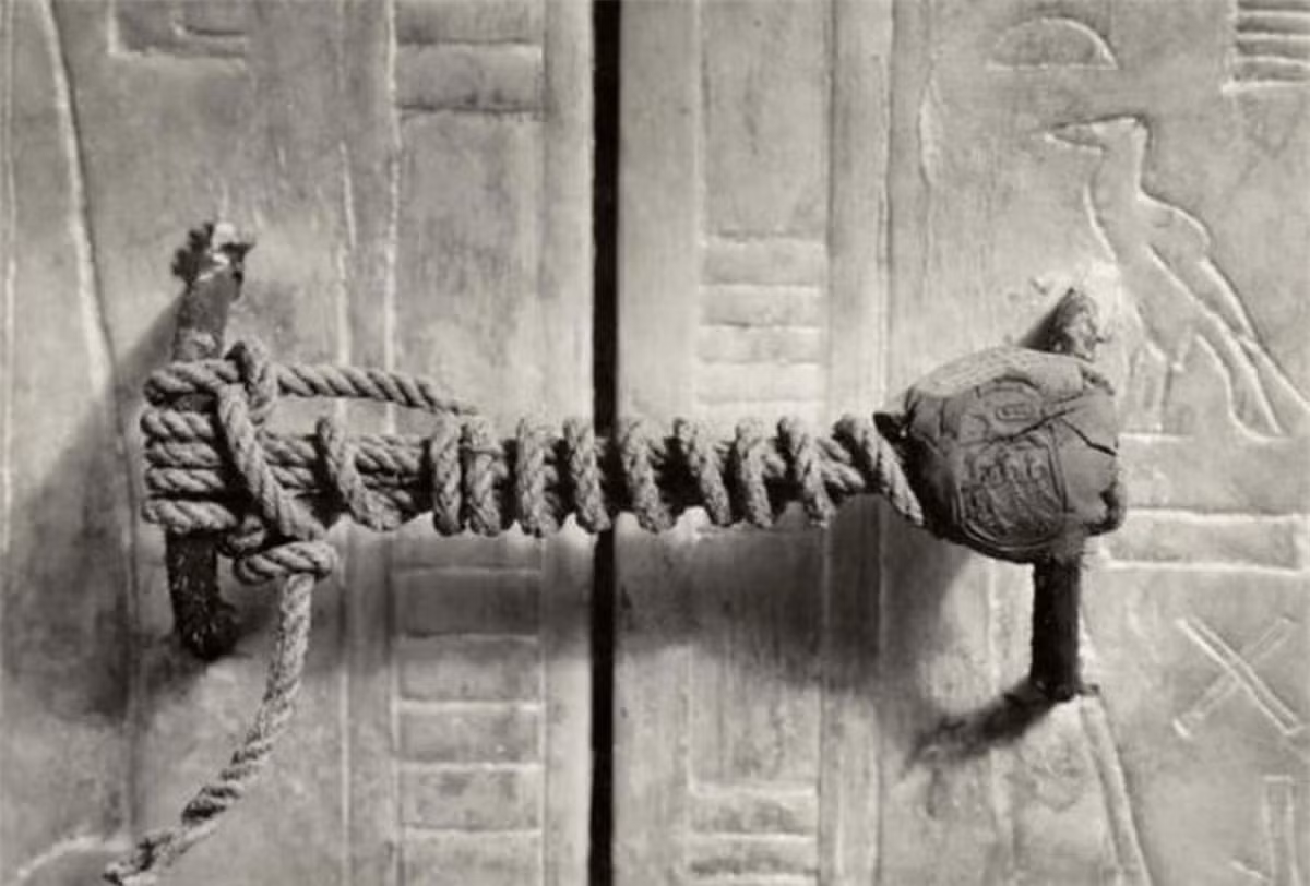 Con dấu lăng mộ Tutankhamen. Một trong những ngôi mộ pharaoh Ai Cập nổi tiếng nhất chắc chắn là lăng mộ của Tutankhamen, được mở cửa vào ngày 17/2/1923. Các nhà khoa học ước tính ngôi mộ vẫn còn nguyên vẹn trong 3.245 năm trước khi con dấu trên cửa bị phá vỡ.